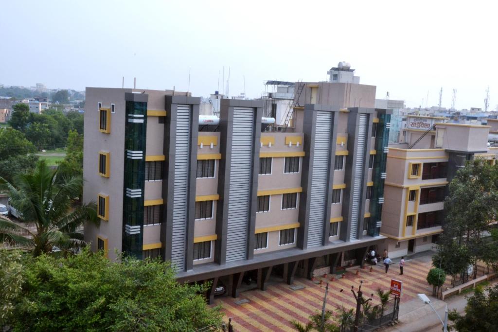 une rangée d'immeubles d'appartements dans une ville dans l'établissement Hotel Yogiraj, à Shirdi