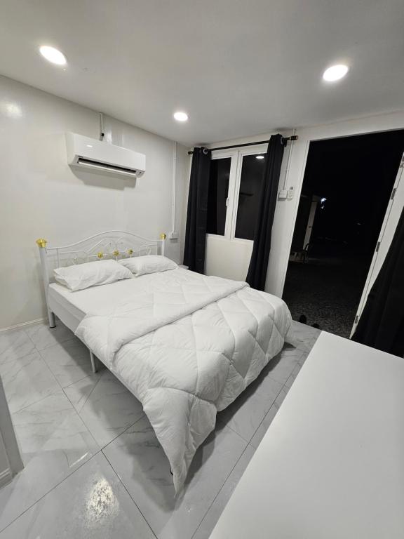 una camera da letto con un grande letto bianco in una stanza di Sentosa Palace a Dabung