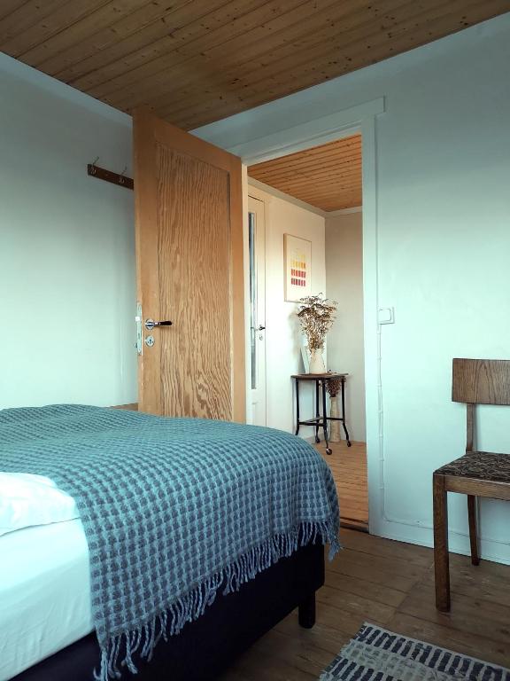 Rúm í herbergi á Guesthouse Nýp