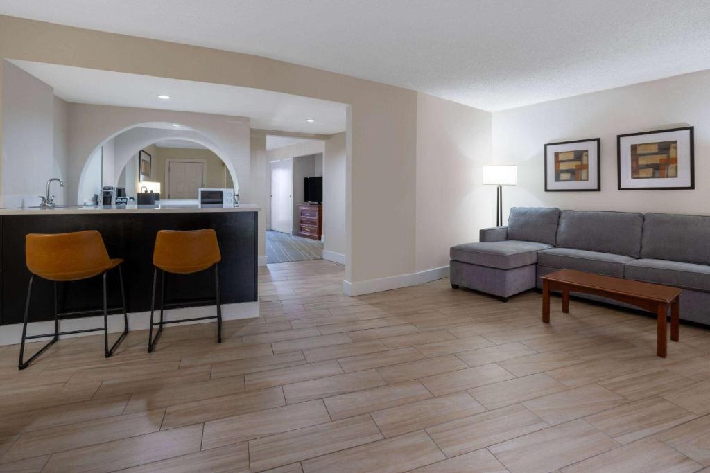 Wyndham Boca Raton Hotel - 泳池景一卧室特大号床套房 - 禁烟