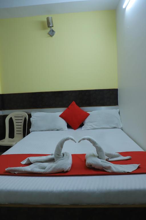 Postel nebo postele na pokoji v ubytování Hotel Sai Kohinoor