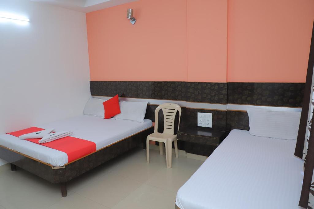 Postel nebo postele na pokoji v ubytování Hotel Sai Kohinoor