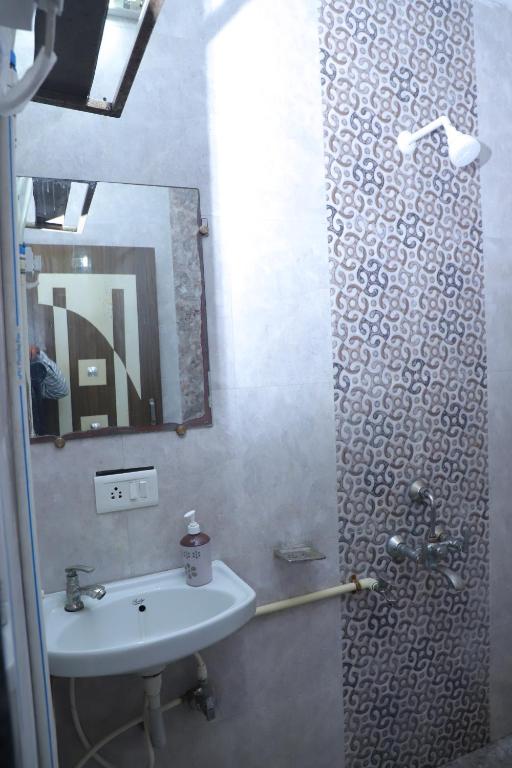 Koupelna v ubytování Hotel Sai Kohinoor