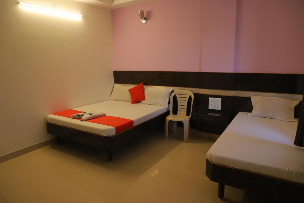 Postel nebo postele na pokoji v ubytování Hotel Sai Kohinoor