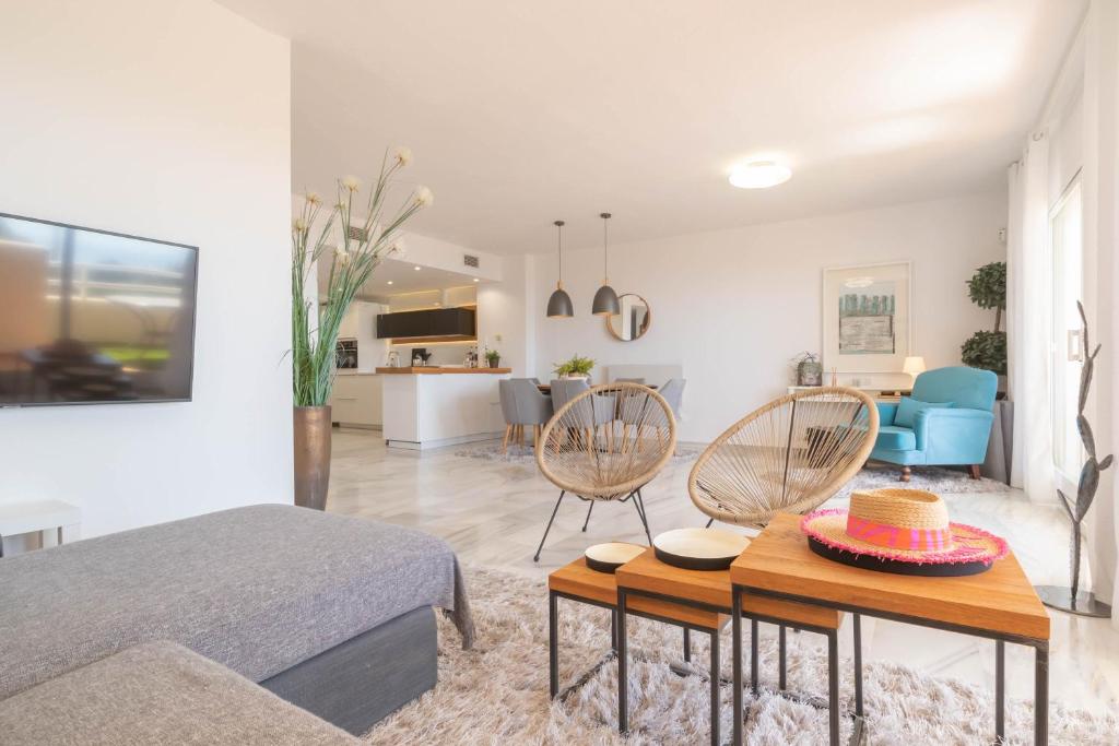 A kitchen or kitchenette at Calahonda Elegance With Pool And Sea View - Happy Rentals