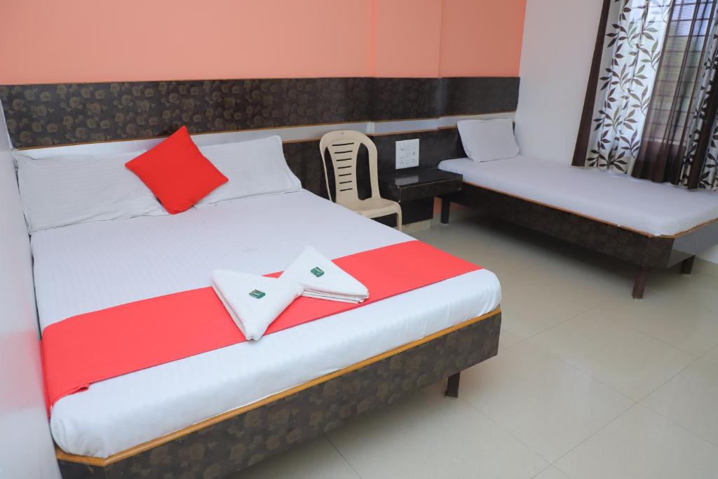 Postel nebo postele na pokoji v ubytování Hotel Sai Kohinoor