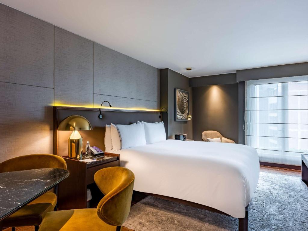 Postel nebo postele na pokoji v ubytování Sofitel Bogota Victoria Regia