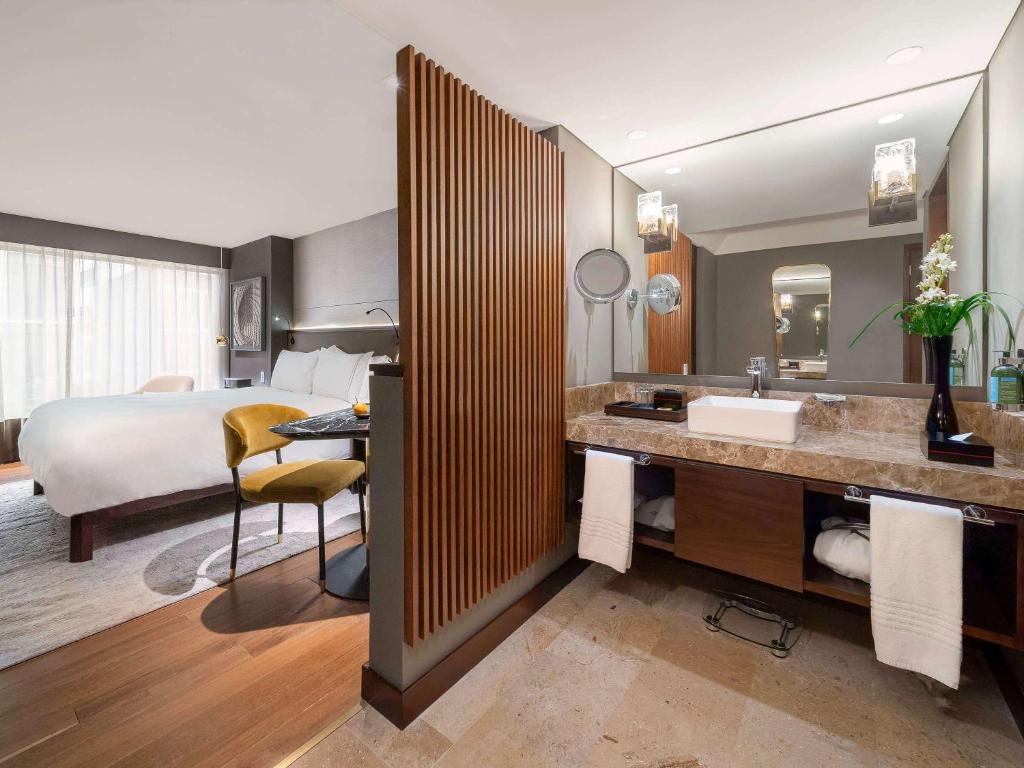 Postel nebo postele na pokoji v ubytování Sofitel Bogota Victoria Regia