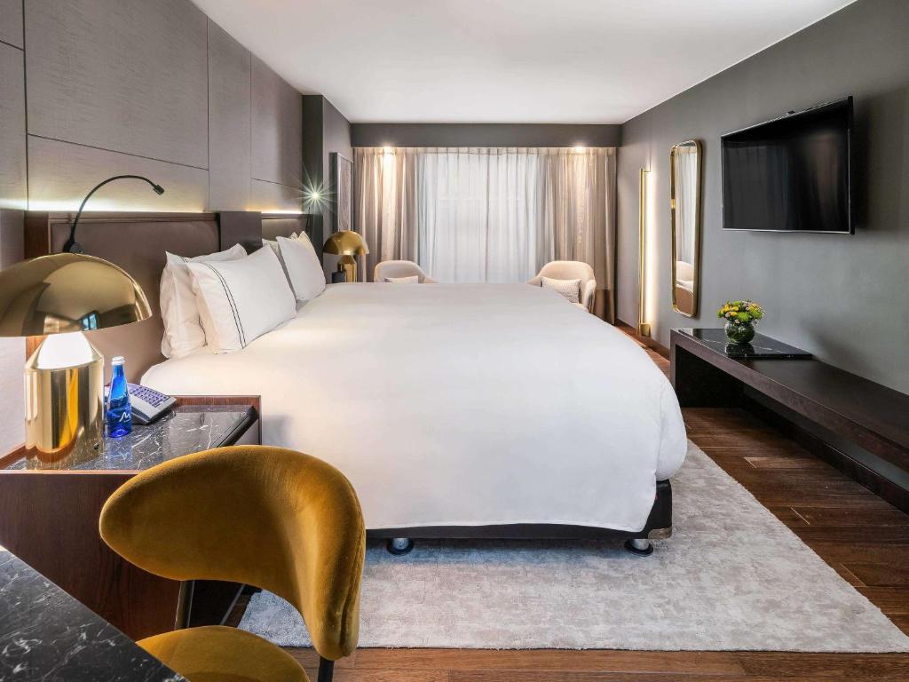 Postel nebo postele na pokoji v ubytování Sofitel Bogota Victoria Regia