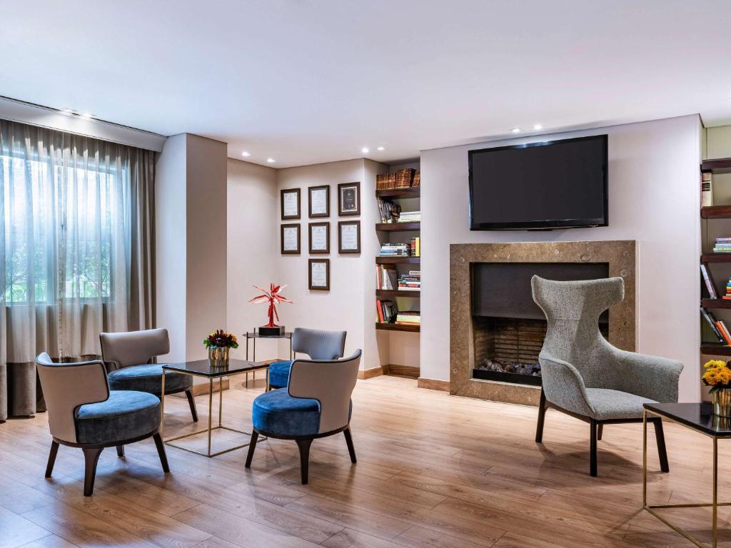 TV a/nebo společenská místnost v ubytování Sofitel Bogota Victoria Regia
