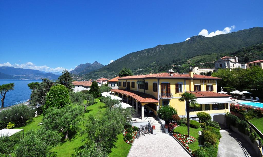 un complejo con vistas al agua y a las montañas en Villa Kinzica en Sale Marasino