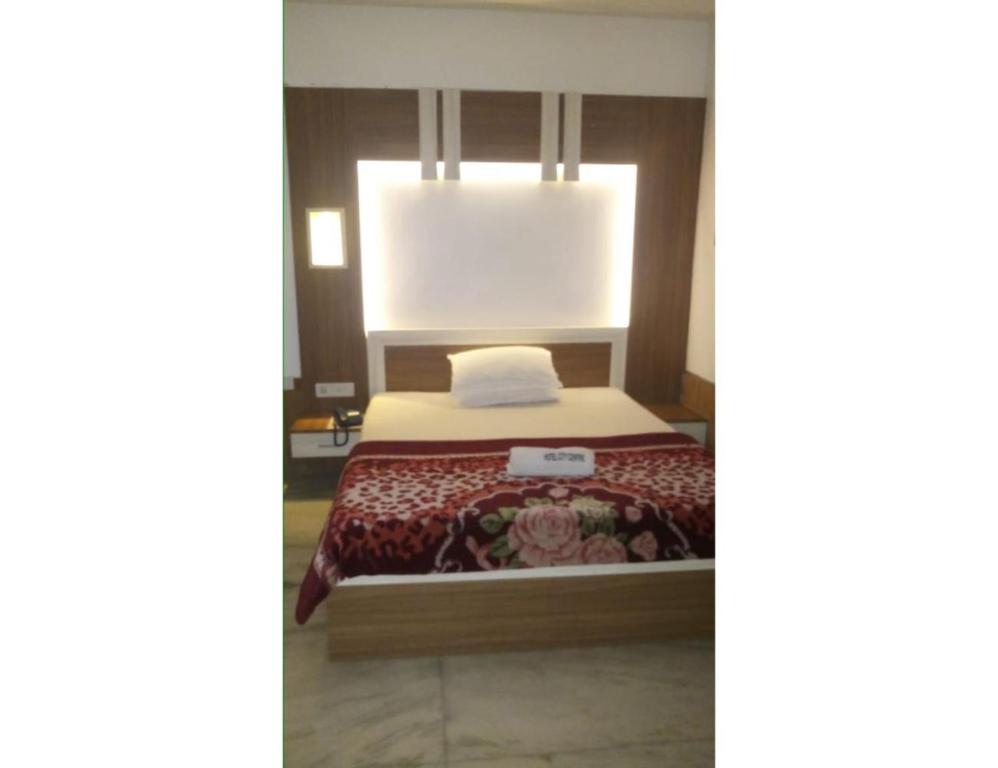 Hotel City Centre, Agartala في آغارتالا: غرفة نوم صغيرة مع سرير