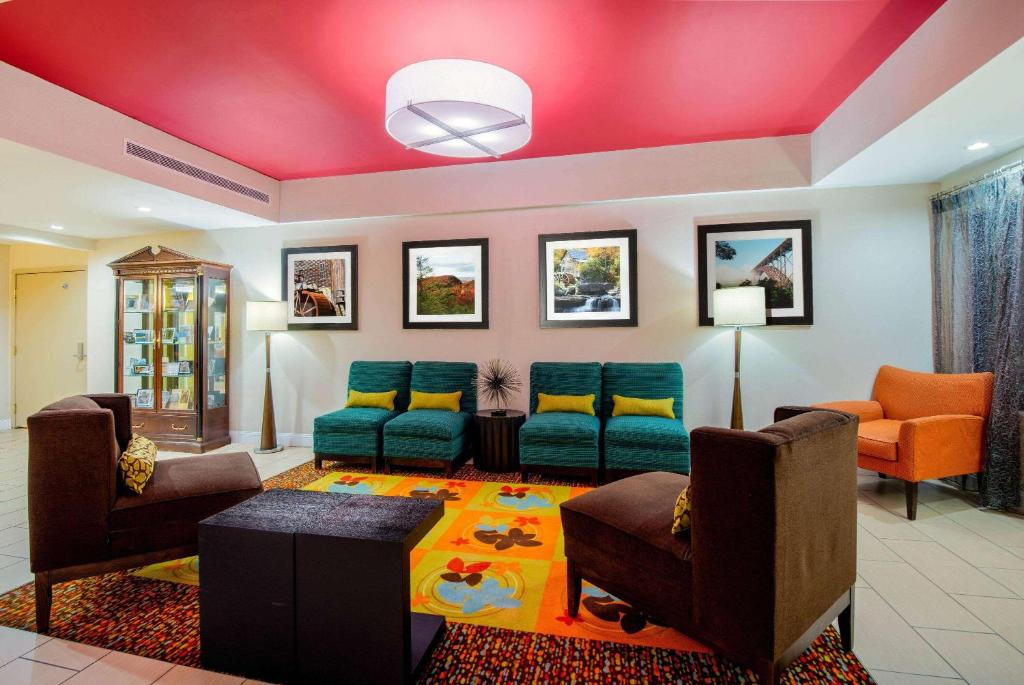 La Quinta by Wyndham Elkview - Charleston NE photo