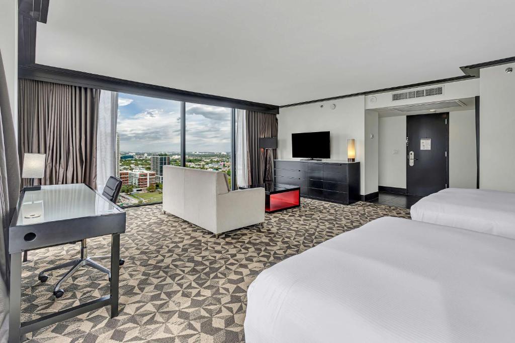 Postel nebo postele na pokoji v ubytování Hilton Miami Downtown