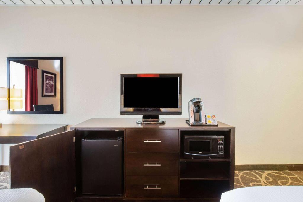 La Quinta by Wyndham Elkview - Charleston NE photo