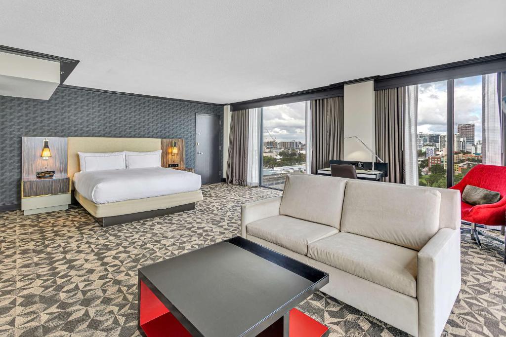 Postel nebo postele na pokoji v ubytování Hilton Miami Downtown