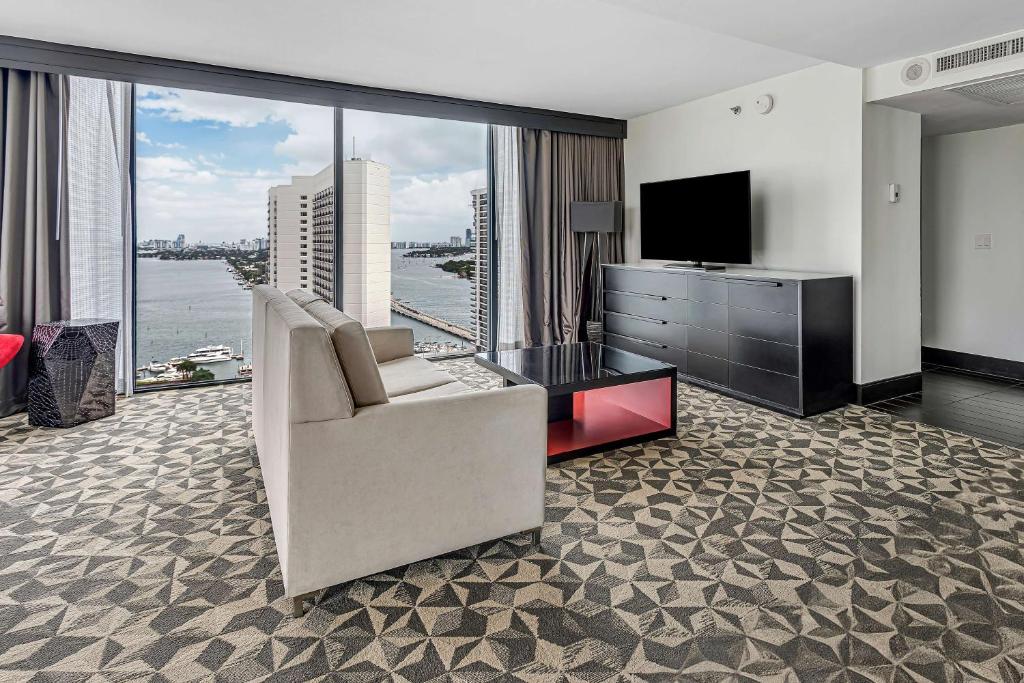 TV a/nebo společenská místnost v ubytování Hilton Miami Downtown