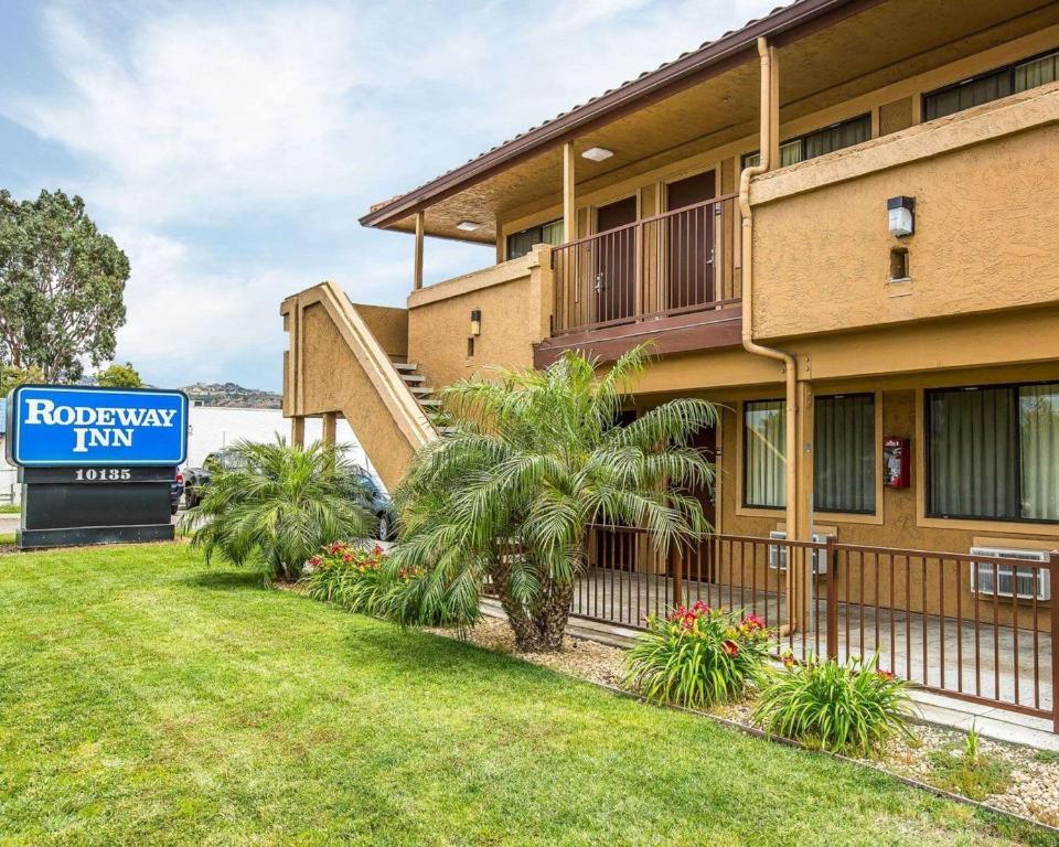 a building with a sign in front of it at Rodeway Inn Santee San Diego East in Santee