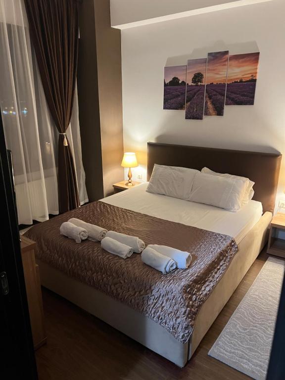 a bedroom with a bed with two towels on it at ZENSTAY SUMMERLAND MAMAIA in Mamaia