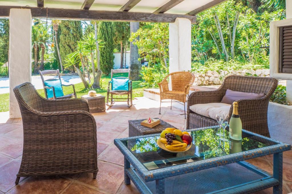 patio z krzesłami i stołem z misą owoców w obiekcie Pool Villa Jazmin w mieście Estepona