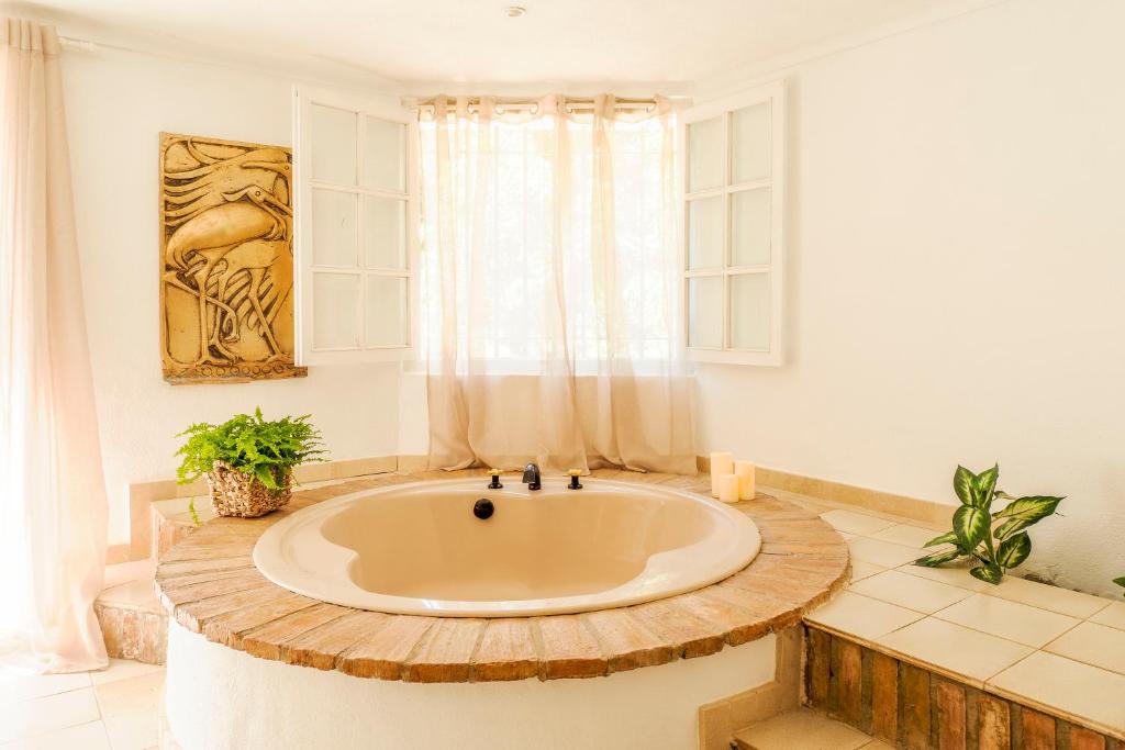 duża łazienka z dużą wanną w pokoju w obiekcie Pool Villa Jazmin w mieście Estepona