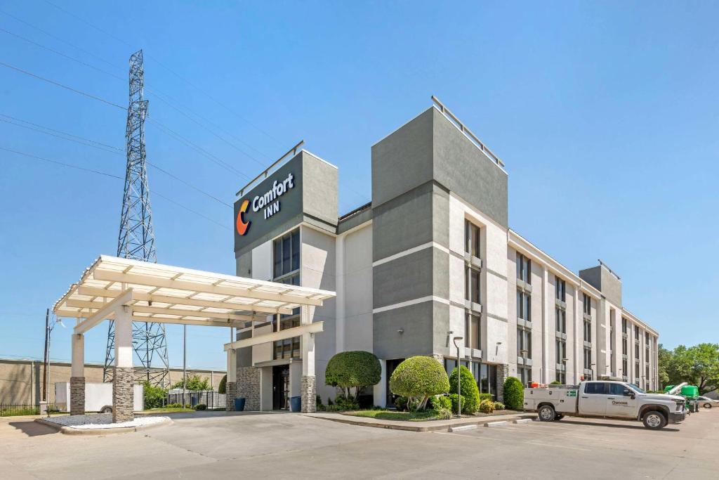 a building with a truck parked in front of it at Comfort Inn Dallas North Love Field Airport in Dallas