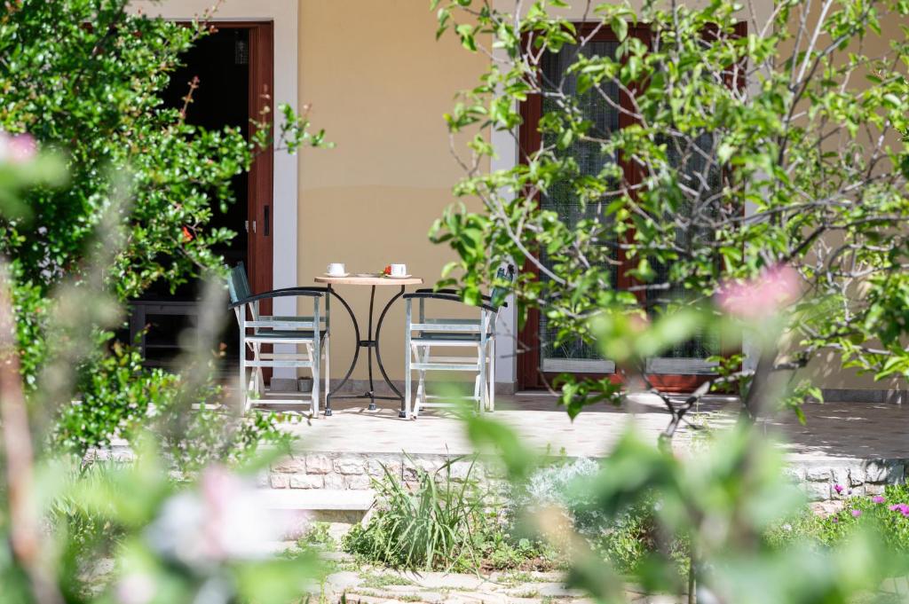 un patio con mesa y sillas frente a un edificio en Pappas Family House, en Nauplia