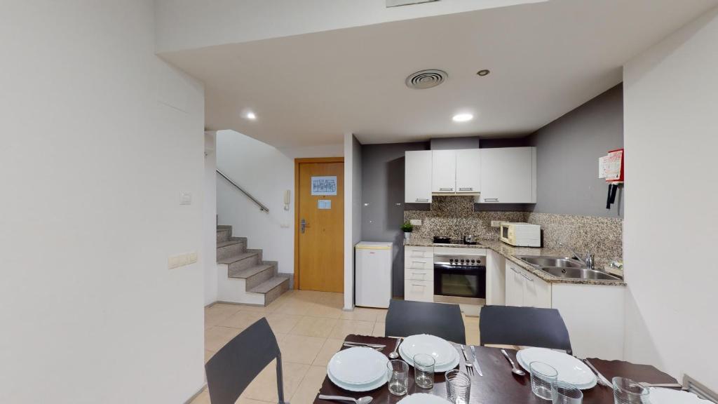 una cucina e una sala da pranzo con tavolo e sedie di Apartments Summer Dreams a Lloret de Mar