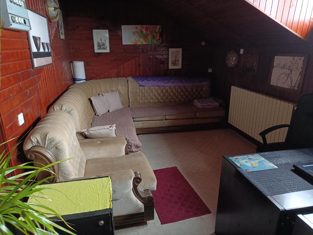ein Wohnzimmer mit einem Sofa und einem Tisch in der Unterkunft Kuća in Donja Kapija