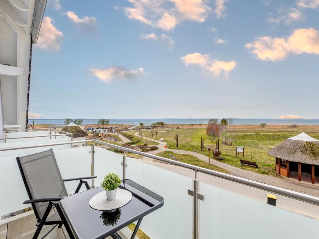 ロディンにあるHaus Achterwasserblick FeWo 4の海の景色を望むバルコニー(テーブル付)