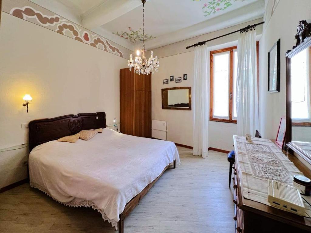 een slaapkamer met een groot bed en een tafel bij La casa di Piermaria in Varazze
