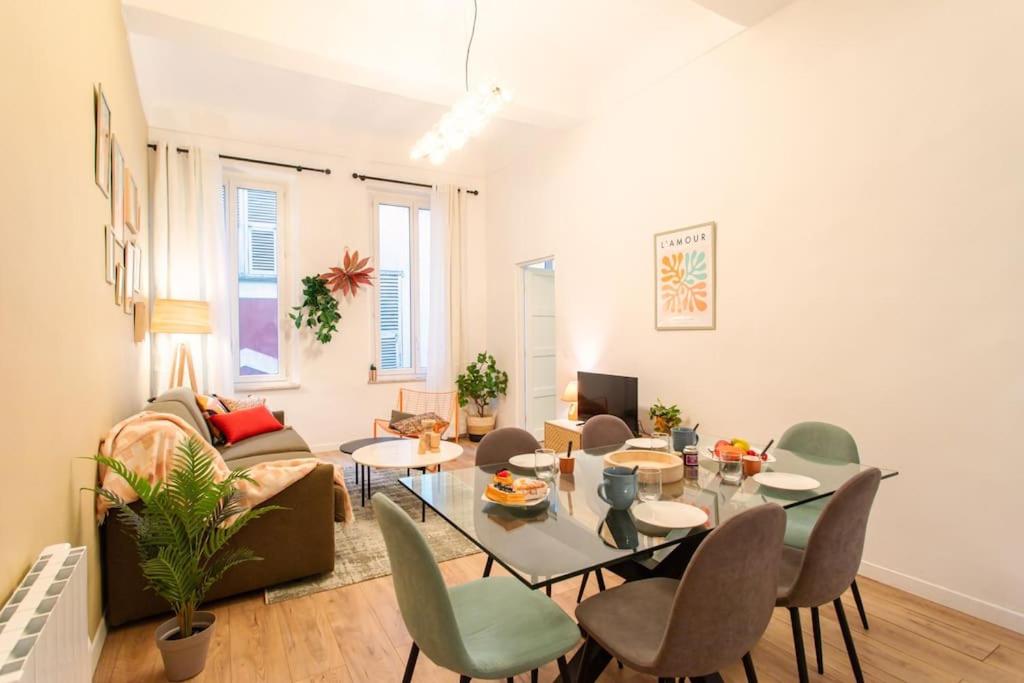 un salon avec une table et un canapé dans l'établissement L25 Suite au cœur de la Vieille Ville- 2 SDB, à Nice