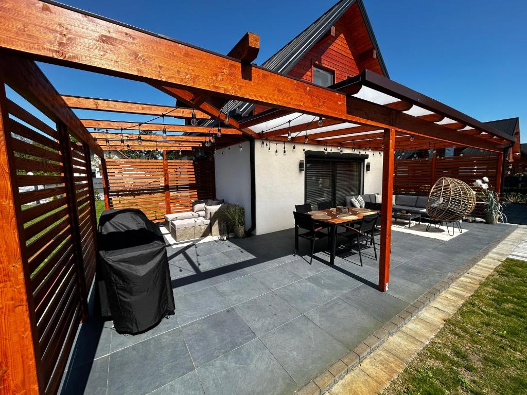 Patio nebo venkovní prostory v ubytování Lake HouseLubniewice domek całoroczny z jacuzzi blisko jeziora