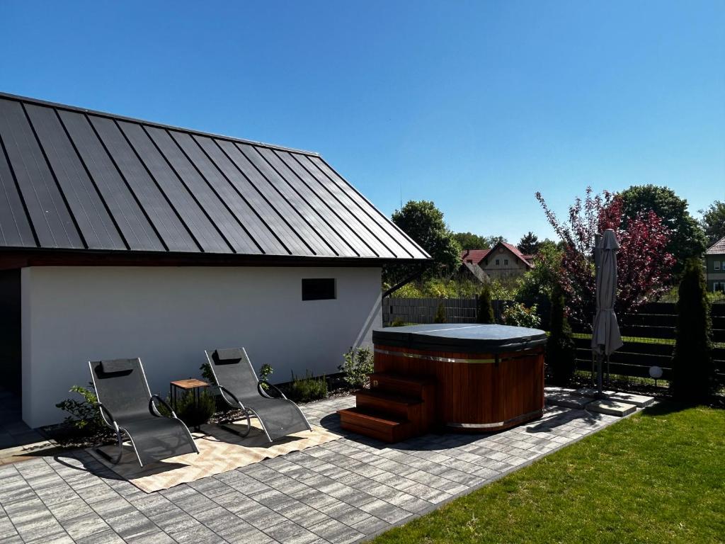 Zahrada ubytování Lake HouseLubniewice domek całoroczny z jacuzzi blisko jeziora
