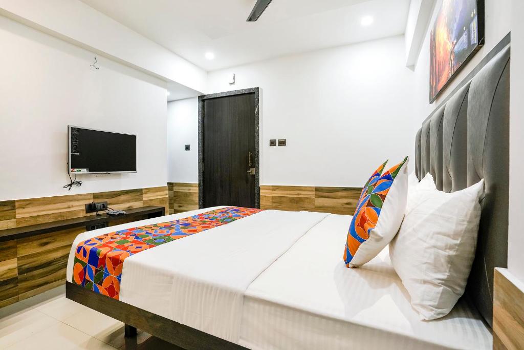 Postel nebo postele na pokoji v ubytování FabHotel Prestige Elite - Nashik Road