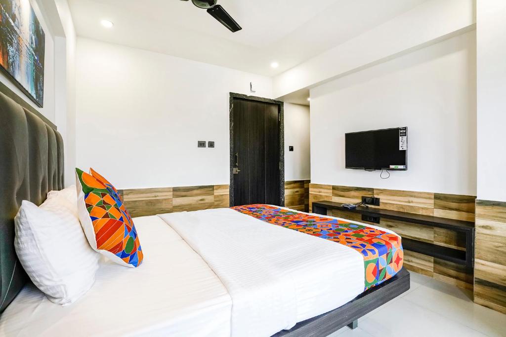 TV a/nebo společenská místnost v ubytování FabHotel Prestige Elite - Nashik Road