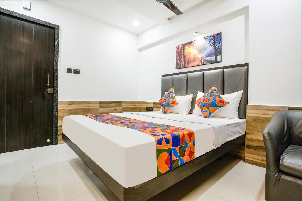 Postel nebo postele na pokoji v ubytování FabHotel Prestige Elite - Nashik Road