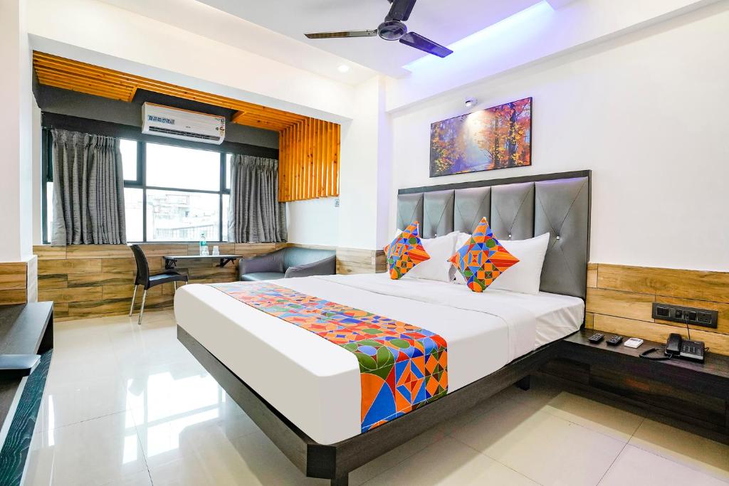 Postel nebo postele na pokoji v ubytování FabHotel Prestige Elite - Nashik Road