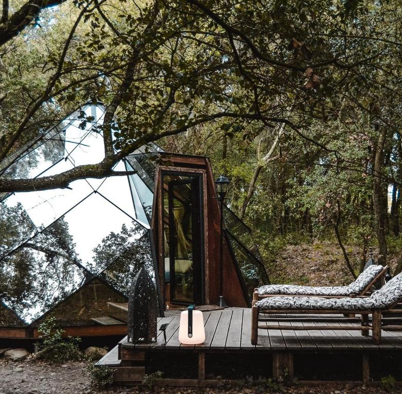 ein Spiegel auf einem Holztisch neben einem Zelt in der Unterkunft Le mas cabanids in Maureillas