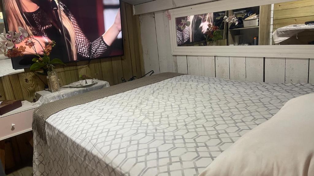 バウネアーリオ・コンボリウーにあるPousada Dalponteのベッドルーム1室(ベッド1台、壁掛けテレビ付)
