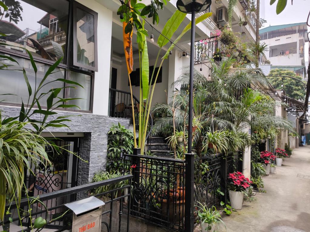 een straat met planten aan de zijkant van een gebouw bij Moon Village in Hanoi