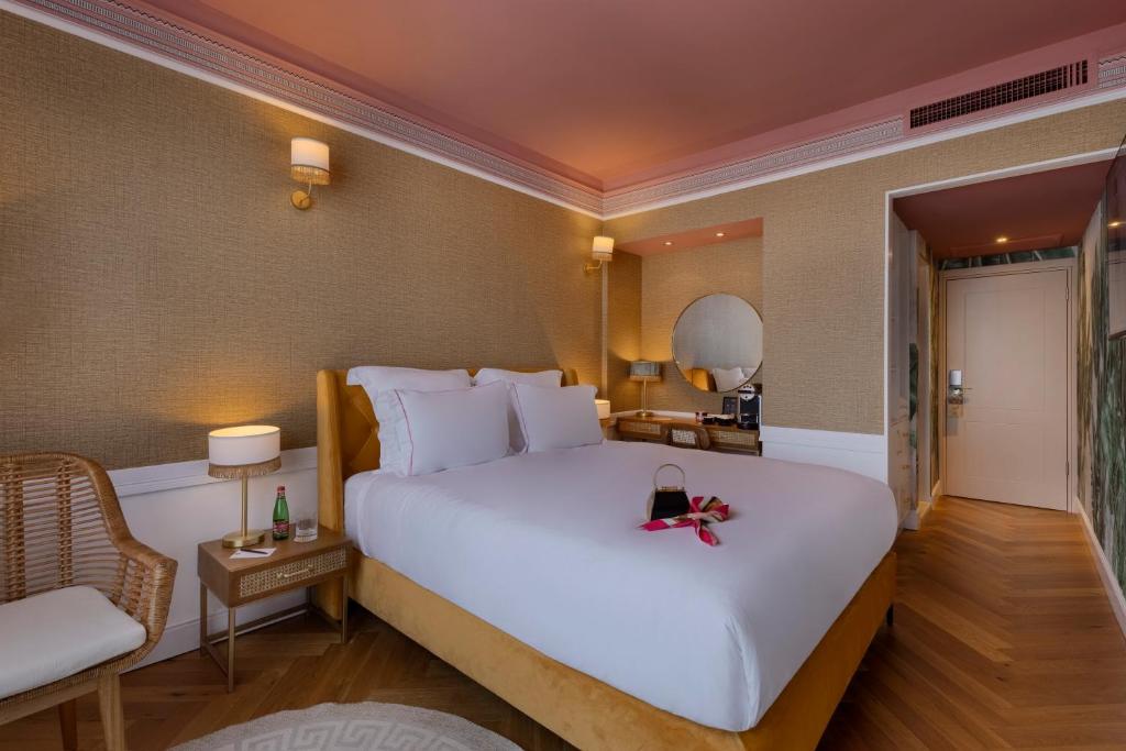 Postel nebo postele na pokoji v ubytování Brown Eilat Hotel