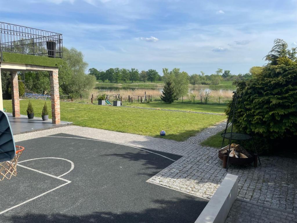 boisko do koszykówki na podwórku z trawnikiem w obiekcie Apartament nad rzeką z sauną w mieście Tschicherzig Kreis Züllichau