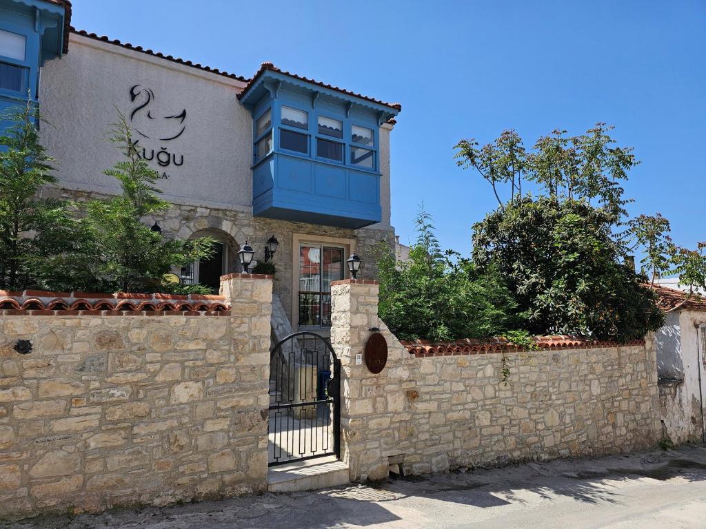 un edificio con una puerta y una pared en Kuğu Urla, en Urla