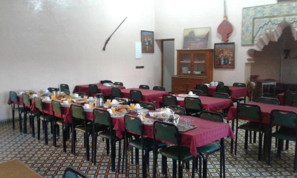 TIRIKA Hôtel La Gazelle في Zemmour Touirza: مجموعة طاولات وكراسي في الغرفة