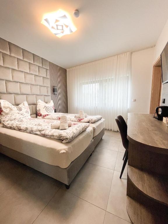 Postel nebo postele na pokoji v ubytování Hotel Löwenstein