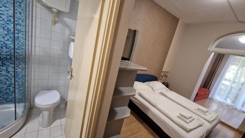 Koupelna v ubytování Piknik Wellness Hotel