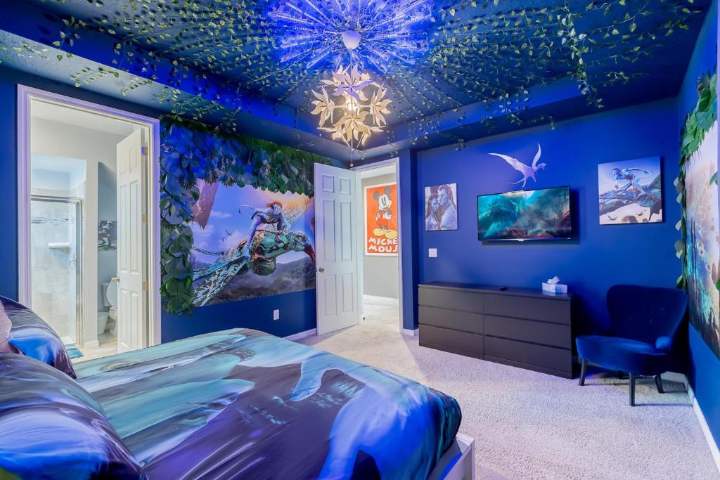 ein Schlafzimmer mit blauen Wänden und einer Decke mit Sternendecke in der Unterkunft No Airbnb Fee 2199 Luxury House in Kissimmee