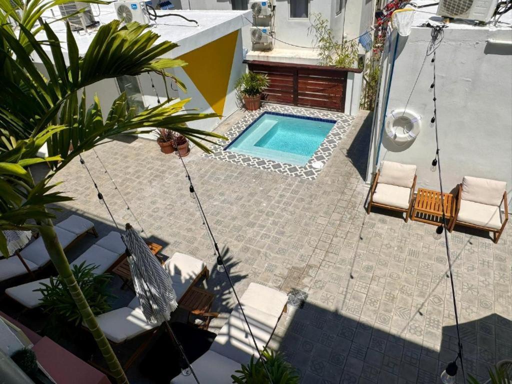 una vista aérea de una piscina en un patio trasero en La Mona Suites - Cozy 1 BR with Full Kitchen, en San Juan