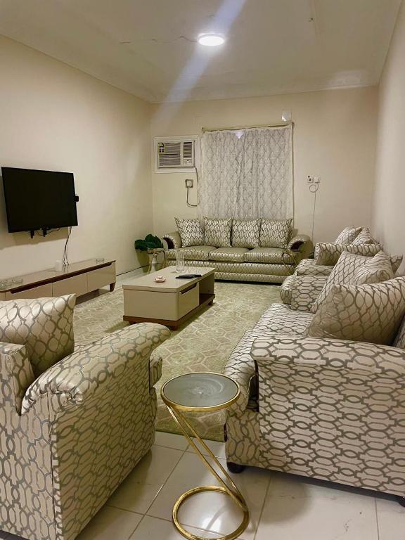 ein Wohnzimmer mit Sofas und einem Flachbild-TV in der Unterkunft شقة مفروشة حي الصفا in Al Wajh
